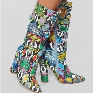 🌈 Rainbow Snake Chunk Heel Boots👢